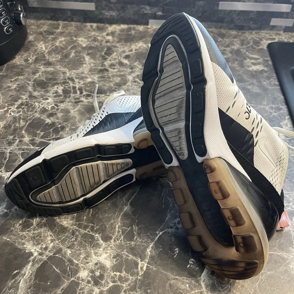 Nike 270 Ghost Beige/Black Sz‎ 5Y